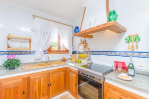 A kitchen or kitchenette at Es Pujols