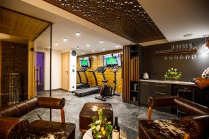 ein Friseursalon mit Ledermöbeln und ein Zimmer mit Kegelbahnen in der Unterkunft WILLA GRG in Zakopane