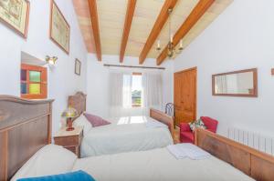 A bed or beds in a room at Es Pujols Még 37 kép