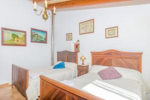 A bed or beds in a room at Es Pujols