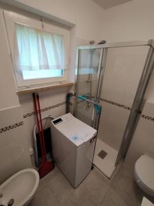 La salle de bains est pourvue d'une douche, de toilettes et d'un lavabo. dans l'établissement Monolocale a 150m da impianto di risalita Spinale CIPAT O22247-AT-O11471, à Madonna di Campiglio