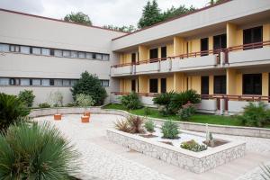 Budova, kde se hotel nachází + 16 fotografií