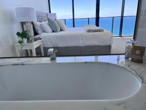 Letto o letti in una camera di Sub Penthouse Oracle 46th floor - GC Getaways