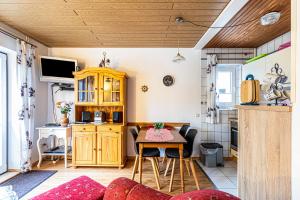eine kleine Küche und ein Esszimmer in einem winzigen Haus in der Unterkunft Heidi in Tönning