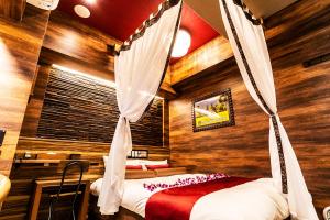 twee bedden in een kamer met houten wanden bij Petit Bali Forest Shinjuku Sanchōme in Tokyo