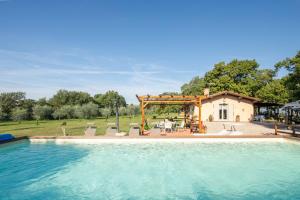 The swimming pool at or close to Villino il Campone by VacaVilla