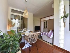 Televízia a/alebo spoločenská miestnosť v ubytovaní Beachfront penthouse Boho