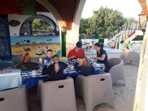 een groep mensen die aan een tafel zitten te eten bij El Prince Guesthouse in Aswan +112 foto's