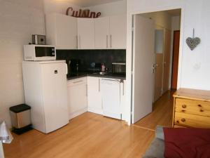La cuisine est équipée d'un réfrigérateur blanc et d'un four micro-ondes. dans l'établissement Coquet studio à Le Dévoluy de 24 m², à Saint-Étienne-en-Dévoluy 4 autres photos