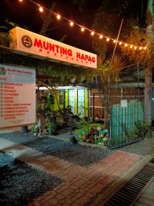 un bâtiment avec un panneau réaménageant harappa dans l'établissement munting hapag, à Puerto Princesa