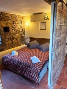 um quarto com uma cama com duas toalhas em Domaine de la coletta Maison traditionnelle em Coti-Chiavari