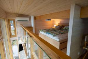 a room with a bed in a wooden cabin at Rantarovio in Alvajärvi