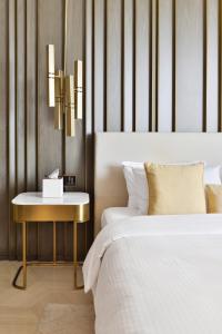 Een bed of bedden in een kamer bij Five Palm Residences