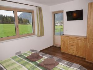 Televízia a/alebo spoločenská miestnosť v ubytovaní Large holiday flat in Kaltenbach near the ski area