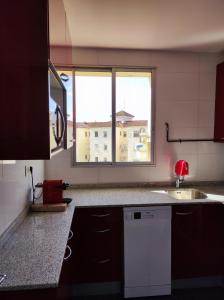サラゴサにあるEmpresas parking gratisのシンクと窓のあるキッチン