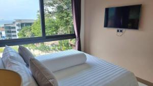 TV a/nebo společenská místnost v ubytování 100 Sea View 1br Ao Nang 300m Walking To Beach