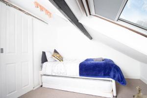 a bed in a room with a window at Modern Quirky Exeter City Cottage 2 min walk - shops in Exeter