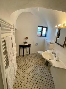 Schloss Moosburg Gästehaus في موسبرغ: حمام أبيض مع حوض ومرحاض