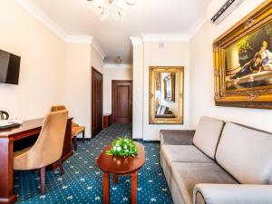 Telewizja i/lub zestaw kina domowego w obiekcie Parisel Palace Centrum Konferencyjno-Wypoczynkowe Klimki pod Łukowem
