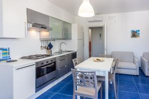 Kuchyň nebo kuchyňský kout v ubytování Case Vacanze Torre Lapillo by Porto Cesareo Camping & Village + 14 fotografií