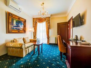 salon z kanapą i biurkiem w pokoju w obiekcie Parisel Palace Centrum Konferencyjno-Wypoczynkowe Klimki pod Łukowem w Łukowie