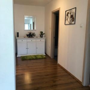 een kamer met een witte dressoir en een spiegel bij Casa Rediu Iasi in Iaşi