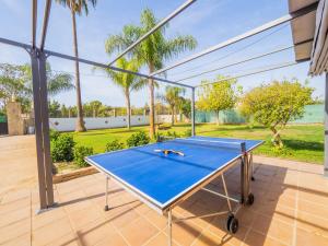 a ping pong table on a patio at Cubo's Sporting Villa Paloma in Villafranco de Guadalhorce