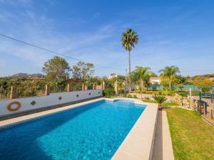 a swimming pool in the backyard of a house at Cubo's Sporting Villa Paloma in Villafranco de Guadalhorce