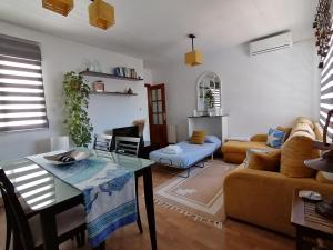 un soggiorno con divano e tavolo di Apartamento con encanto en Granada, La Zubia a La Zubia