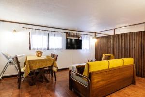 TV a/nebo společenská místnost v ubytování Beach Front Vintage Villa Kalliktratis