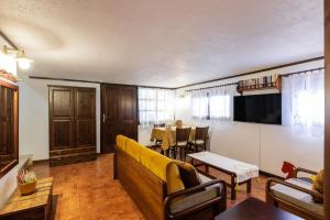 TV a/nebo společenská místnost v ubytování Beach Front Vintage Villa Kalliktratis