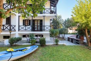 Zahrada ubytování Beach Front Vintage Villa Kalliktratis