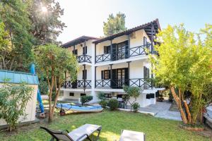 Zahrada ubytování Beach Front Vintage Villa Kalliktratis
