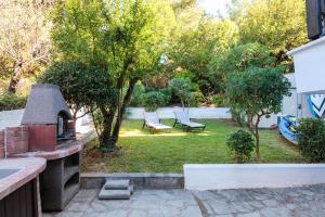 Zahrada ubytování Beach Front Vintage Villa Kalliktratis