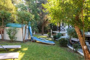 Zahrada ubytování Beach Front Vintage Villa Kalliktratis
