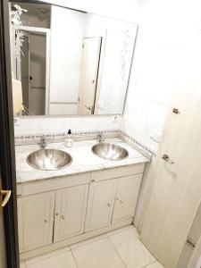 2 Waschbecken im Bad mit Spiegel in der Unterkunft PENSIÓN PESQUERO in Burgos