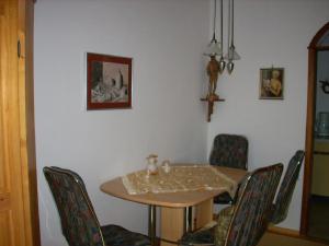 シュピーゲラウにあるFerienwohnung Haniのダイニングルーム(テーブル、椅子付)