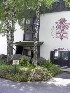 a house with a sign in front of it at Ferienwohnung Hani in Spiegelau