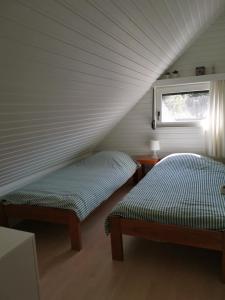 een kamer met 2 bedden en een raam bij Seaside in Middelkerke