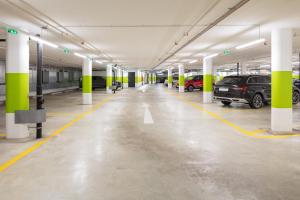 un garage vide avec des voitures qui y sont garées dans l'établissement Hotel Baslertor, à Muttenz