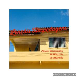 a sign on the side of a building at Lençóis Hospedagens in Barreirinhas