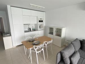 een keuken en eetkamer met een tafel en stoelen bij Apartment Sea View Playa del Ingles in Playa del Inglés