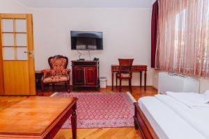 TV a/nebo společenská místnost v ubytování Hotel Madison Kragujevac + 34 fotografií