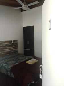 una camera con letto e armadio nero di Posada de campo LA AMADA a San Pedro