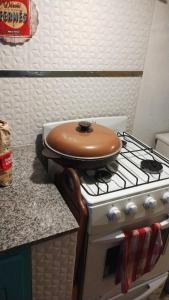 een pot op een fornuis in een keuken bij Casa Gregores 2 in Gobernador Gregores
