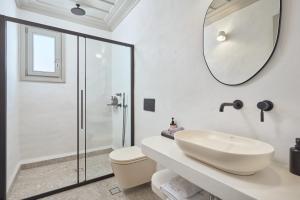 Koupelna v ubytování GrandeMar Suites