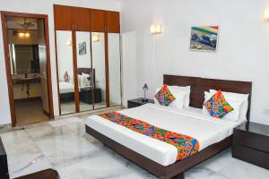 ein Schlafzimmer mit einem großen Bett in einem Zimmer in der Unterkunft FabHotel Premium in Gurgaon