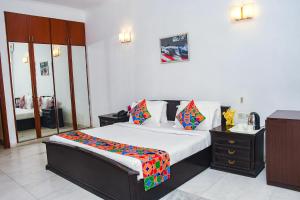 Ένα ή περισσότερα κρεβάτια σε δωμάτιο στο FabHotel Premium