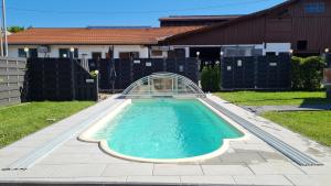 una piscina con una cubierta clara en un patio en AMW Ferienwohnungen, en Legau