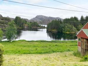 una casa con vistas al río en Holiday home HARDBAKKE II, en Hardbakke